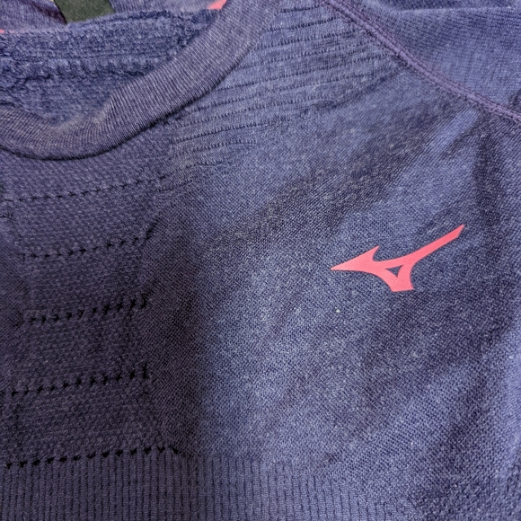 Mizuno thermal drifit top, seamless, gorgeous! - Picture 3 of 6